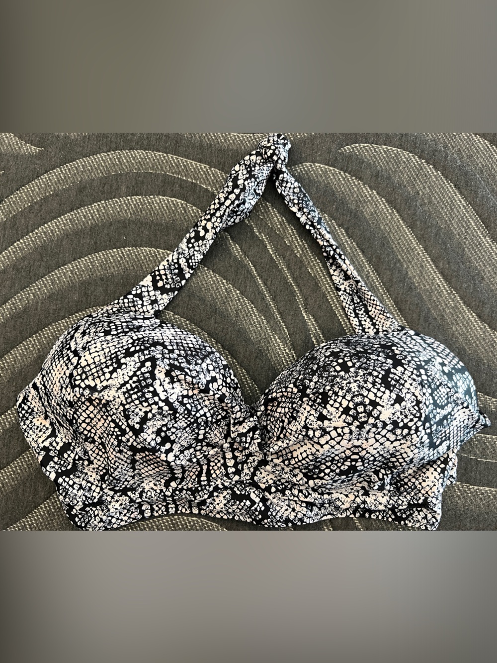 Black & White Snake-Print bikini swim top size XL with adjustable straps